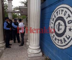 Algunos colegios como el Instituto Central Vicente Cáceres permanecen bajo vigilancia militar y policial debido a la inseguridad.