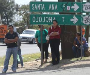 Varios grupos de personas salieron al cruce de Ojojona y Santa Ana para esperar un bus de la zona sur con la finalidad de no perder el día de trabajo en la capital. Foto: Alex Pérez.