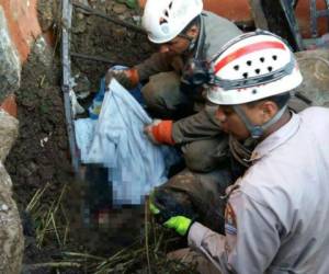 Una madre y su hijo de 10 años murieron soterrados tras el colapso del muro de su habitación en un apartamento en la colonia Oscar A. Flores de la capital de Honduras, foto: Cortesía Cuerpo de Bomberos.