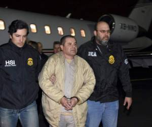 ARCHIVO - En esta fotografÃ­a de archivo del 17 de julio de 2019 de un boceto de la sala de audiencias, JoaquÃ­n 'El Chapo' GuzmÃ¡n, segundo desde la derecha, escucha su sentencia a travÃ©s de un intÃ©rprete en tribunal federal de Nueva York. Los abogados del narcotraficante mexicano, condenado en febrero de 2019 a cadena perpetua en una prisiÃ³n estadounidense, apelarÃ¡n la sentencia el 25 de octubre de 2021. (Elizabeth Williams vÃ­a AP, Archivo)