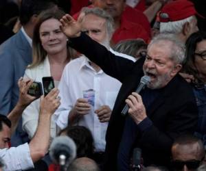 El expresidente de Brasil Luiz Inácio Lula da Silva habla a sus seguidores después de ser liberado de una prisión en donde estuvo encarcelado por cargos de corrupción en Curitiba, Brasil.