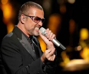 Los seguidores de George Michael dejan recuerdos hoy día de Navidad.