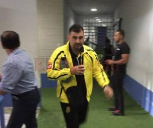 El Tato García al momento de llegar al estadio Nacional. Foto; El Heraldo.