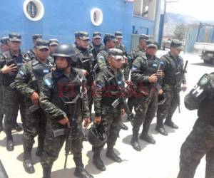 Miembros de la Policía Militar del Orden Público (PMOP) y la Policía Nacional llegaron horas antes del clásico capitalino entre Olimpia y Motagua para custodiar los alrededores del estadio Tiburcio Carias Andino de la capital. Fotos: Juan Salgado / Ronal Aceituno / EL HERALDO