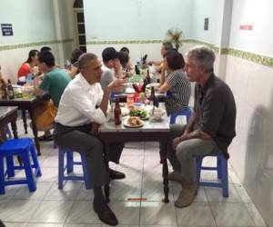 El presidente Barack Obama cenó junto al chef Anthony Bourdain, conocido por su programa 'Parts Unknown''.