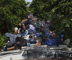 Migrantes viajan arriba de un tren de carga rumbo al norte en Salto del Agua, estado de Chiapas, México. Foto: Marco Ugarte/EL HERALDO.