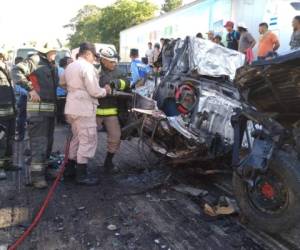 Los miembros del Cuerpo de Bomberos llegaron al lugar para rescatar a las personas atrapadas en los vehículos. Foto: Cortesía Bomberos.