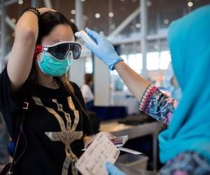 Las medidas de seguridad en los puertos aéreos del mundo continúan. Foto: AFP.