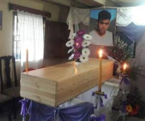 El joven es velado en en la comunidad de La Ermita, en Francisco Morazán. Foto: Cortesía