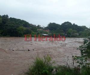 El agua ya comienza afectar varias viviendas ubicadas a la orilla del río. Foto: Javier Flores/EL HERALDO