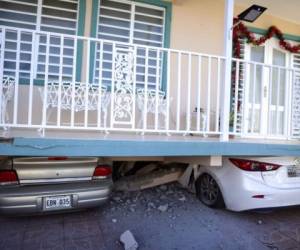 Una vivienda cayÃ³ sobre vehÃ­culos estacionados despuÃ©s de un terremoto registrado en GuÃ¡nica, Puerto Rico, el lunes 6 de enero de 2020. Un sismo de magnitud 5,8 remeciÃ³ Puerto Rico en la madrugada del lunes, provocando pequeÃ±os deslaves, cortes en el suministro elÃ©ctrico y graves grietas en algunas viviendas. (AP Foto/Carlos Giusti)