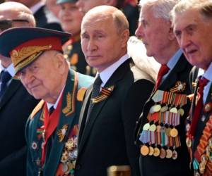 En esta imagen de archivo, tomada el 24 de junio de 2020, el presidente de Rusia, Vladimir Putin (centro), sigue el desfile militar del Día de la Victoria por el 75to aniversario de la derrota de los naxis, en Moscú.
