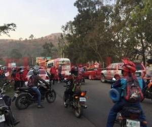 La toma de la carretera provocó un enorme congestionamiento de vehículos en la zona.