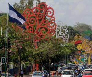 Los mastodontes iluminados con bujías de colores se han convertido en íconos del gobierno de Ortega.