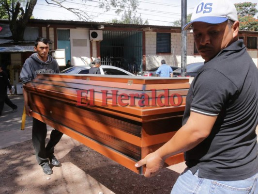 Parientes retiraron de la morgue del Ministerio Público, en la capital, el cadáver de don Marcio Montoya, de 63 años.