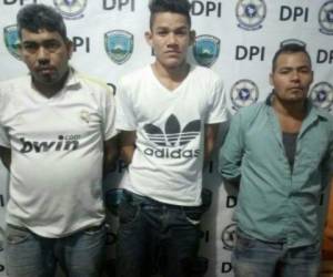 Los tres supuestos integrantes de la banda criminal ante las autoridades. (Foto: Cortesía Policía Nacional)