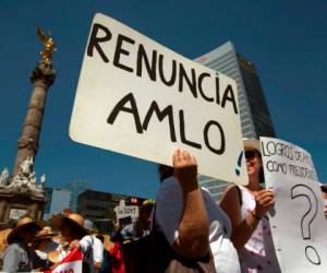 Personas participan en la llamada marcha de 'Chalecos México' contra las políticas del presidente mexicano Andrés Manuel López Obrador en la Ciudad de México, el 1 de septiembre de 2019, siguiendo el mensaje anticorrupción y austeridad de este último. Fotos. Agencia AFP.