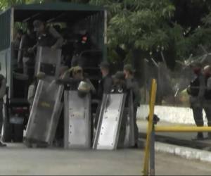 Grabación de video de los miembros de la Guardia Nacional Bolivariana mientras están desplegados fuera de la prisión de Los Llanos, en Guanare, Portuguesa. Foto AFP