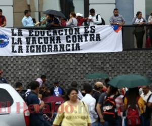 Los maestros y médicos aglutinados en la Plataforma hicieron un plantón frente a las instalaciones del Inprema. Foto: Emilio Flores / EL HERALDO.