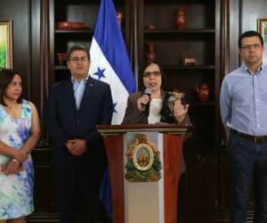 Hernández dio conferencia junto a Zoila Cruz, de Coordinación de Gobierno, Mayra Falck, de Banhprovi, y Arnaldo Castillo, de la SDE.