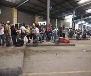 Con pocas pertenencias, varios grupos de personas fueron llegando desde la tarde del sábado a la terminal de autobuses de San Pedro Sula, ubicada 180 km al norte de la capital, de donde salieron este domingo.