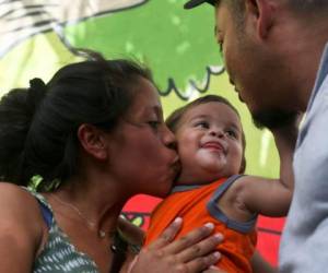 El pequeño, Johan Bueso Montecinos, llegó en avión a San Pedro Sula, pero en un principio no reconoció a sus padres. Foto: AP