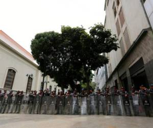 Al condenar la acción de las fuerzas de seguridad, Guaidó denunció que “intentan secuestrar el Poder Legislativo”. FOTO: AP