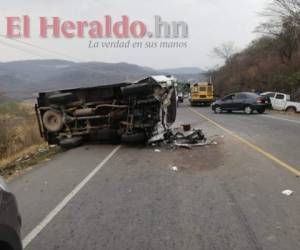 El camión estuvo cerca de caer al abismo, mientras que el pick up quedó al otro lado de la carretera. Foto Estalin Irías / EL HERALDO