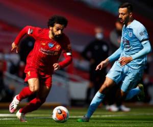 El mediocampista egipcio de Liverpool Mohamed Salah (L) vence al mediocampista inglés de Burnley Dwight McNeil durante el partido de fútbol de la Premier League inglesa entre Liverpool y Burnley en Anfield en Liverpool, noroeste de Inglaterra. Foto: Agencia AFP.