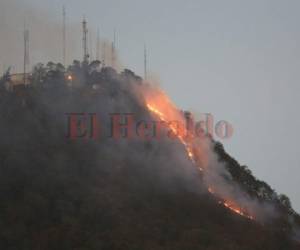 Una imagen del cerro de El Picacho en llamas del pasado mes de marzo de 2017. Foto: El Heraldo.