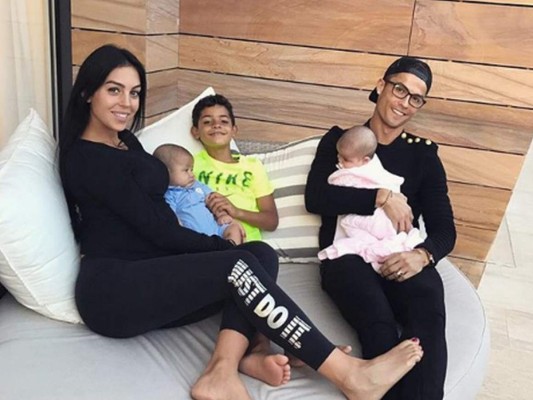Georgina Rodríguez en una fotografía familiar junto a Cristiano Ronaldo y sus cuatro hijos. Foto: Georgina Rodríguez/Instagram.