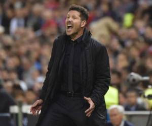 Atletico Madrid's Argentinian coach Diego Simeone shouts during the UEFA Champions League semifinal second leg football match Club Atletico de Madrid vs Real Madrid CF at the Vicente Calderon stadium in Madrid, on May 10, 2017. / AFP PHOTO / GERARD JULIEN