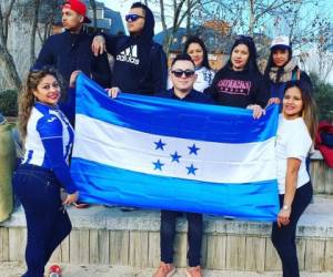 Elmer Jensen junto a familia y amigos en Madrid levanta el pabellón hondureño con orgullo.