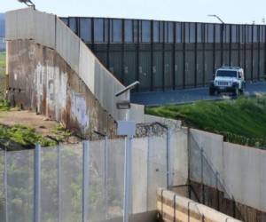 El 'muro de Trump' entre Estados Unidos y México es uno de los nuevos obsáculos. Foto: AFP.