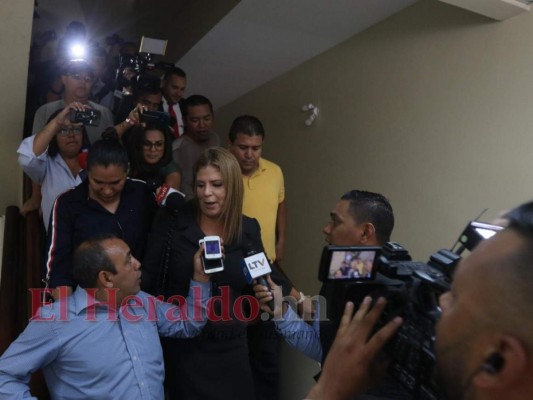 La exdiputada hondureña Lena Gutiérrez saliendo de la Corte Suprema de Justicia (CSJ) luego de conocer el fallo absolutorio a su favor en caso Astropharma. Foto: Alex Pérez/EL HERALDO.