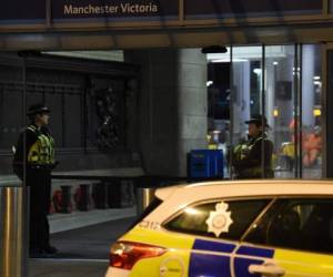 El asaltante, un hombre de 25 años cuya identidad no fue revelada, fue neutralizado y arrestado por sospechas de intento de asesinato. La policía inspeccionó este martes una vivienda en el barrio de Cheetham Hill donde había vivido recientemente. (Foto: AFP)