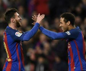 Leo Messi junto a Neymar cuando jugaban en el Barcelona. (AFP)