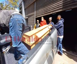 Los cadáveres de Geovanny Cristobal Morazán Varela (30) y Brayamn Alexander Andino Gonzáles (22) fueron retirados por sus familiares. Foto: Estalín Irías/EL HERALDO.