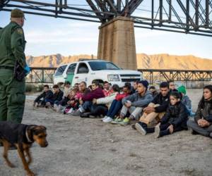 En el reporte año fiscal 2021 se evidenció que en el primer trimestre se capturaron 5,242 familias hondureñas (cada familia integrada por un adulto y al menos un menor de 18 años). Foto: AFP