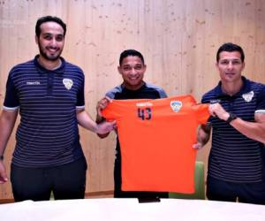 Emilio Izaguirre al momento de su presentación con su equipo el Al-Fayha de Arabia Saudita. (Foto: Redes)