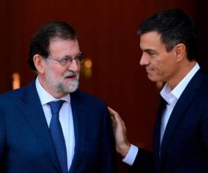 Rajoy estrechó la mano de Sánchez al conocerse los resultados. Foto AFP