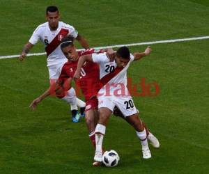 Yussuf Poulsen ante Edison Floresen el Mordovia Arena para el duelo Perú vs Dinamarca. (AFP)