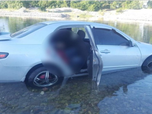 Los cuerpos quedaron en el interior de este vehículo, el cual fue encontrado en medio del río Bonito.