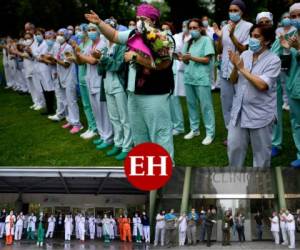 Trabajadores de salud en España guardaron dos minutos de silencio el jueves para recordar a sus colegas que han enfermado o muerto por el coronavirus. Fotos: AFP / AP.