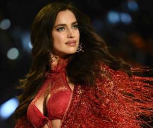 Una 'cubierta' Irina Shayk participó esta noche en el desfile de Victoria's Secret 2016, foto: AFP.