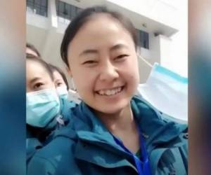 Médicos en Wuhan se quitan las mascarillas. Foto cortesía CNN