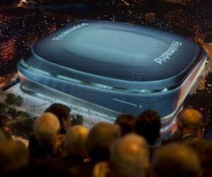 La junta directiva del club Real Madrid y personas invitadas observan una proyección de las renovaciones planeadas al estadio Santiago Bernabéu. (Foto: AP)