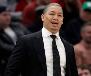 El entrenador Tyronn Lue, de los Cavaliers de Cleveland, observa las acciones del partido ante los Bulls de Chicago. Foto AP