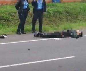 El fallecido se transportaba en una motocicleta color negro, según versiones de personas que se encontraban en el sector.
