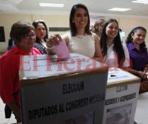 La abogada Anny Belinda Ochoa al momento de ejercer el sufragio en las instalaciones del CAH en Tegucigalpa.